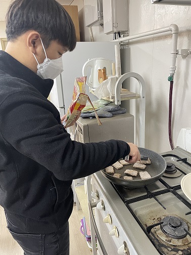 고기패티를 굽고있는 사진.jpg